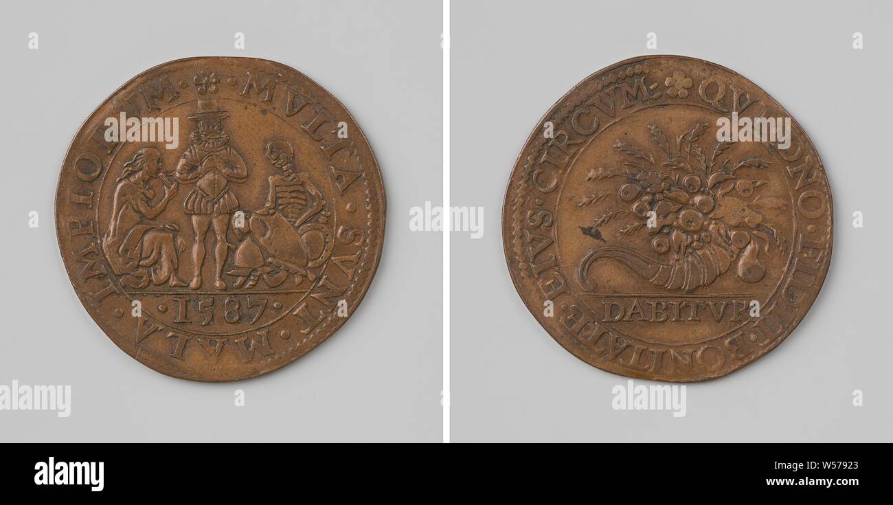 La maladie et la famine dans les Pays-Bas espagnols à la suite de la guerre, blocus, médaille de cuivre. Avers : espagnol, debout entre la faim, décrite comme une femme émaciée, assis, et de la mort, représenté comme un squelette, assis au milieu d'une arme entouré par un enveloppement, cut : an. Ar : corne de l'abondance dans un enveloppement, cut off : inscription, Belgique, anonyme, Dordrecht, 1587, cuivre (métal), frappant (métallurgie), d 3 cm × W 5,33 Banque D'Images