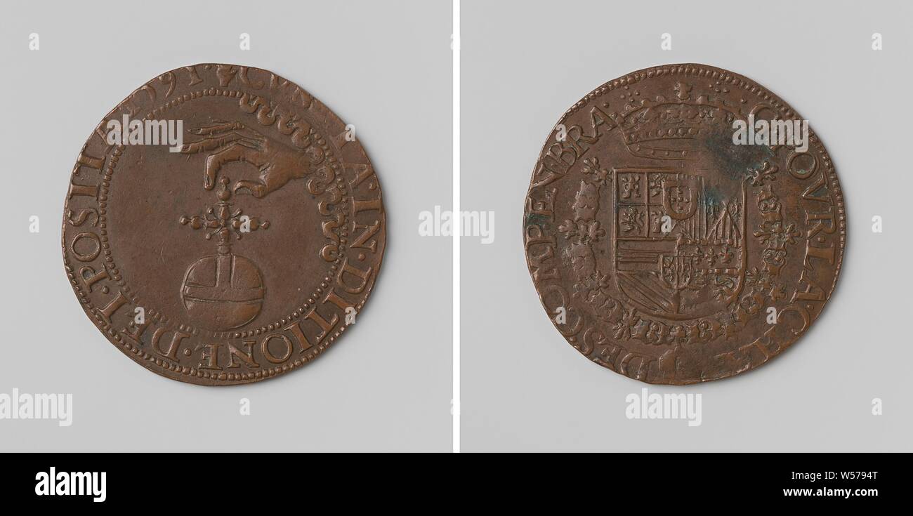 Cour des comptes de Brabant, médaille de cuivre. Avers : part de nuages est titulaire d'orbit in apple verso : blason couronné, suspendu à l'ordre de la Toison d'intérieur d'un cercle, de Brabant, Philippe II (Roi d'Espagne), l'ordre de la Toison d'or, anonyme, Anvers, 1591, cuivre (métal), frappant (métallurgie), d 3 cm × W 4,93 Banque D'Images