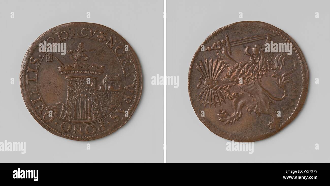 Les négociations de paix à Middelburg, médaille de cuivre. A l'avant : soldat avec un fusil sur son épaule, debout sur une tour dans un cercle. Inverse : lion couronné à l'épée et ensemble de sept flèches dans les griffes, Middelburg, anonyme, Dordrecht, 1595, cuivre (métal), frappant (métallurgie), d 3,1 cm × W 5,79 Banque D'Images