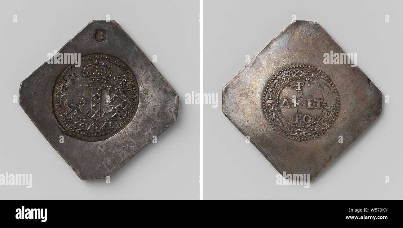 Siège d'Amsterdam, d'urgence coin de quarante pièces, frappées d'argent, diamant urbaine d'urgence en forme de coin avec coins biseautés. A l'avant : deux timbres un au-dessus de l'autre, de bas en haut : neuf master mark : vase à souder, ville armoiries : couronné armoiries, flanquée de deux lions au-dessus de l'année et les lettres X et l'intérieur d'une perle ronde frontière. La marche arrière : l'inscription à l'intérieur de couronne de laurier, Amsterdam, anonyme, 5-Jan-1578, de l'argent (métal), frappant (métallurgie), h 4,7 cm × 4.7 cm × w 27,6 W Banque D'Images