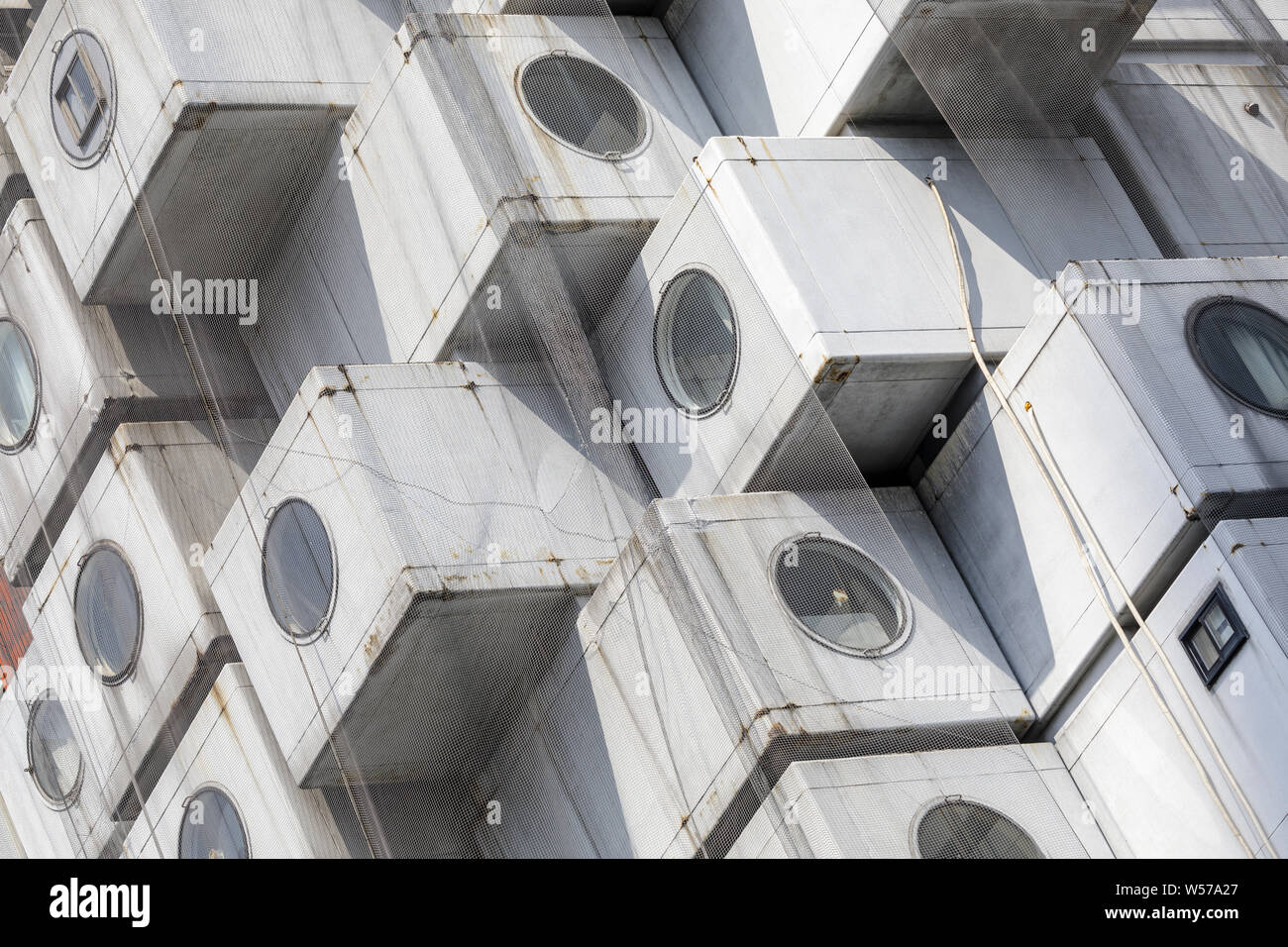 La Nakagin Capsule Tower à Shimbashi, Tokyo, Japon. Banque D'Images