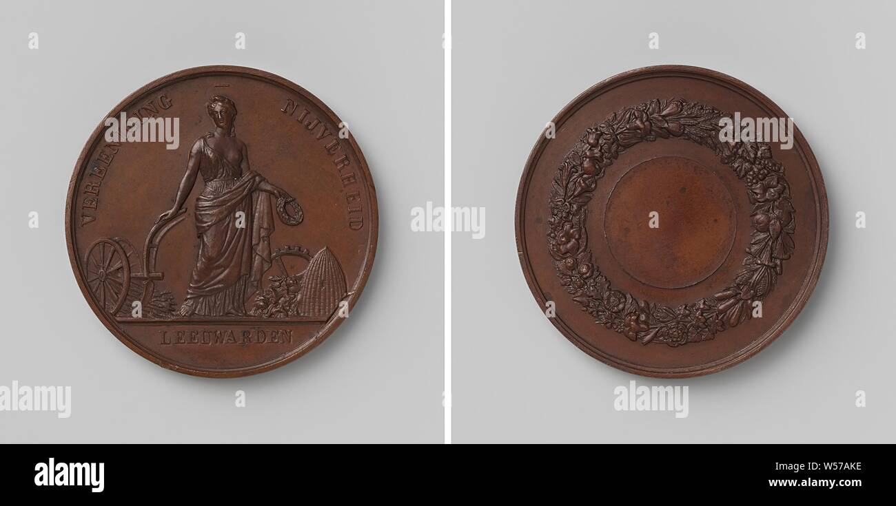 Association de l'industrie à Leeuwarden, médaille de bronze. Avers : femme en vêtements antiques, représentant l'industrie, s'appuie sur la charrue avec main droite, y compris les poulies du grain et est titulaire d'couronne de laurier au-dessus de la roue, ruche et de fleurs dans un cercle dans sa main gauche, coupés : inscription. Inverse : champ vide à l'intérieur de guirlande de fleurs et feuilles, Leeuwarden, Vereeniging Nijverheid, anonyme, Pays-Bas, 1859, bronze (métal), frappant (métallurgie), d 4,3 cm × W 33,62 Banque D'Images