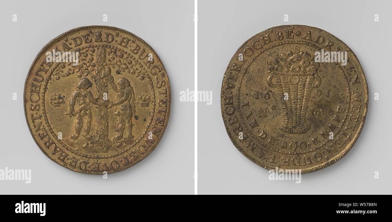 Fruitier's Guild de Middelburg, jeton de guilde avec no 64, laiton token. Avers : Adam et Eve debout près de l'arbre de vie, autour de laquelle les bobines de serpent, des deux côtés d'un panier de fleurs à l'intérieur de l'inscription. Inverse : panier rempli de pommes entre année et numéro 64 dans les deux lignes de texte, Middelburg, Steven Voet, Barent Schuyrman Adryaen Meertens, Lambrecht, Verpoche, Jan De Boo, anonyme, 1691, le laiton (alliage), gravure, d 4,6 cm × W 40,83 Banque D'Images