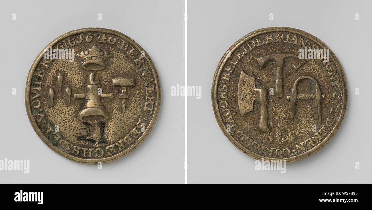 Cooper's Guild de Middelburg, Médaille de la Guilde avec no 21, Médaille en laiton. Avant : image tubulaire couronné entre années, flanqué de trois actionneurs et un exercice au-dessus du numéro 21 dans un cercle. Inverse : hache, marteau godet godet et splitter dans circonférence, Middelburg, Sebrechs Sangny Bernaert, Jan Cornelis, Jacobs, Johannes Looff, 1640, le laiton (alliage), gravure, d 4,4 cm × W 25,99 Banque D'Images