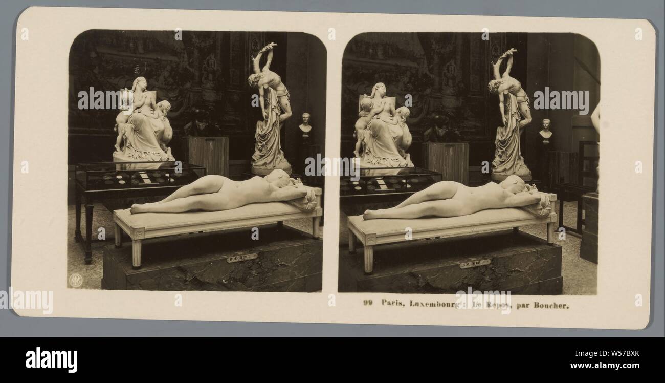 Sculpture d'Alfred Boucher au Musée du Luxembourg à Paris, représentant une femme endormie Paris : Luxembourg : Le Repos, par Boucher (titre sur l'objet), exposition permanente, musée, sculpture, repos, Neue Photographische Gesellschaft (mentionné sur l'objet), Musée du Luxembourg, en 1895 ou après - ch. 1905, carton, papier photographique, argentique, h 88 mm × W 179 mm Banque D'Images