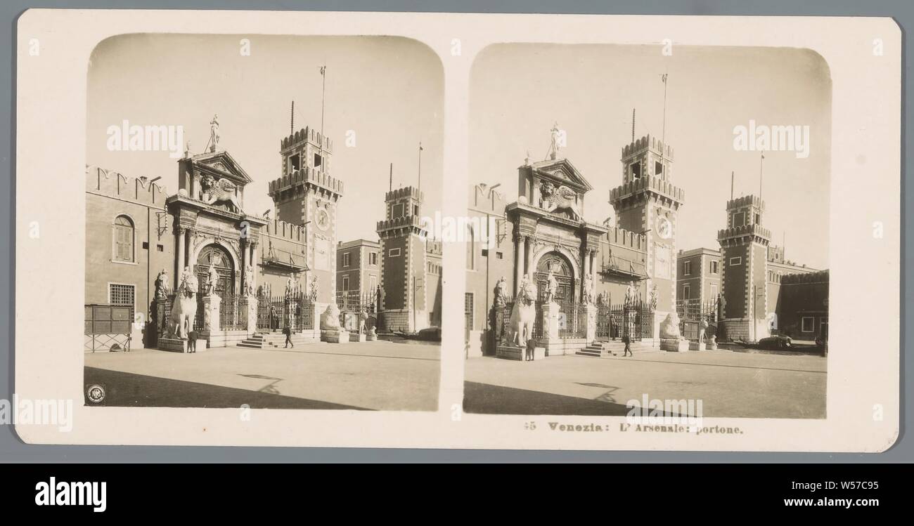 Vue sur la Porta Magna de l'Arsenal de Venise Venezia : L'arsenal : portone (titre sur l'objet), chantier, ship dock, gate, d'entrée, d'Arsenal, Neue Photographische Gesellschaft (mentionné sur l'objet), Venise, c. 1900 - c. 1910, carton, papier photographique, argentique, h 88 mm × W 179 mm Banque D'Images