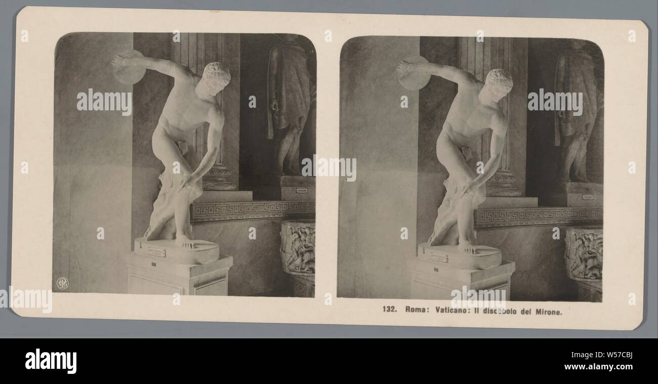 Statue de la discus thrower dans Vatican : Roma Vaticano : Il discobolo del Mirone (titre sur l'objet), sculpture, discus de pierres, Neue Photographische Gesellschaft (mentionné sur l'objet), Vaticaanstad, ch. 1900 - c. 1910, carton, papier photographique, argentique, h 88 mm × W 179 mm Banque D'Images