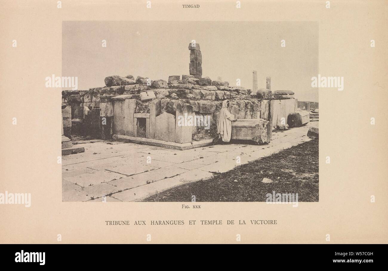 Vue sur les ruines romaines d'une tribune et d'un temple à Timgad Tribune aux harangues et Temple de la Victoire (titre sur l'objet), paysage avec ruines, Timgad, anonyme, France, ch. 1884 - en 1894 ou avant, papier, phototypie, h 112 mm × W 158 mm Banque D'Images
