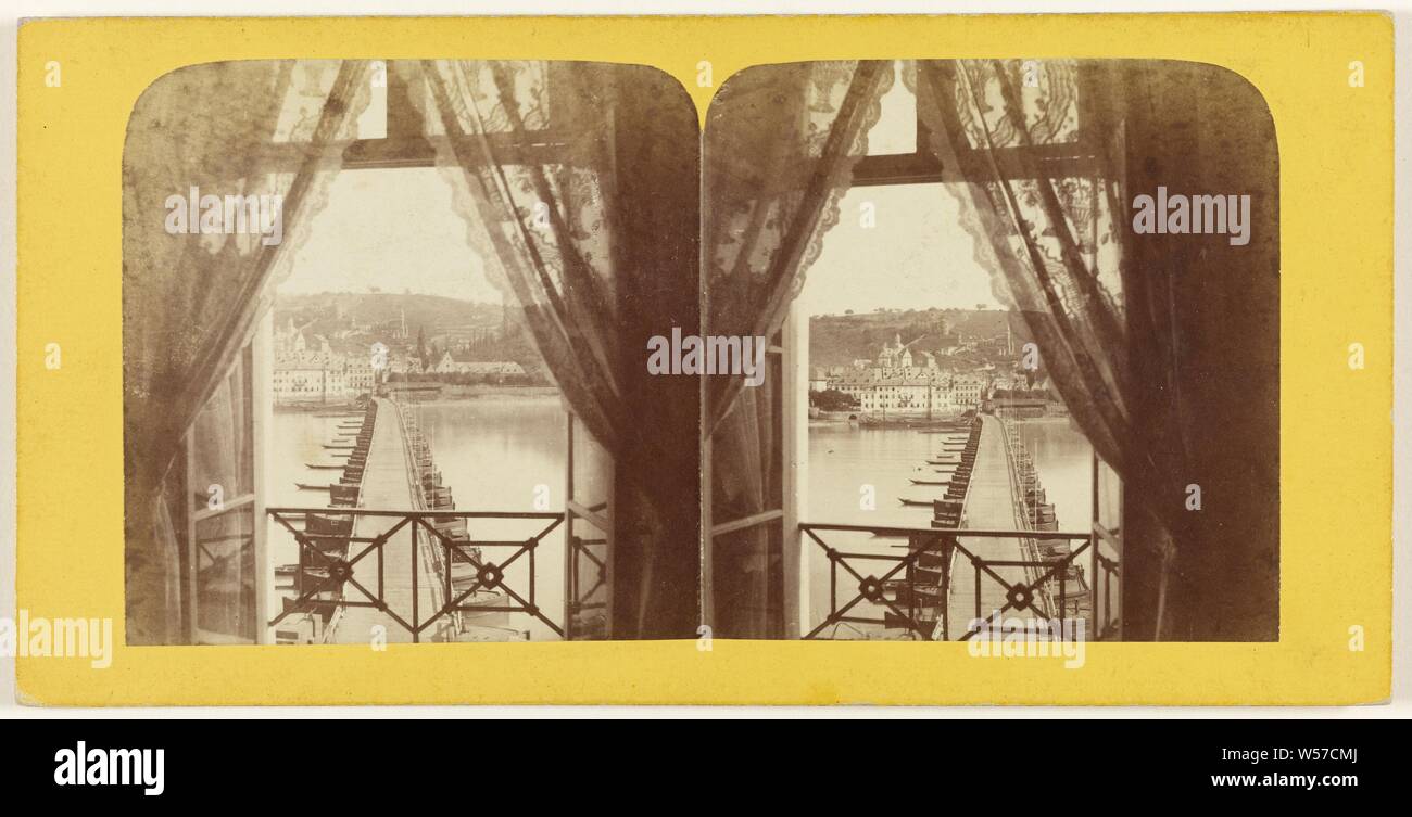 Vue d'un pont sur le Rhin depuis une fenêtre de l'Hôtel Bellevue à Coblence, Allemagne, bords du Rhin (titre de la série), pont, Koblenz, Rhin, Henri Plaut, avant 1864, le papier, le carton, l'albumine, h 74 mm w 145 mm Banque D'Images