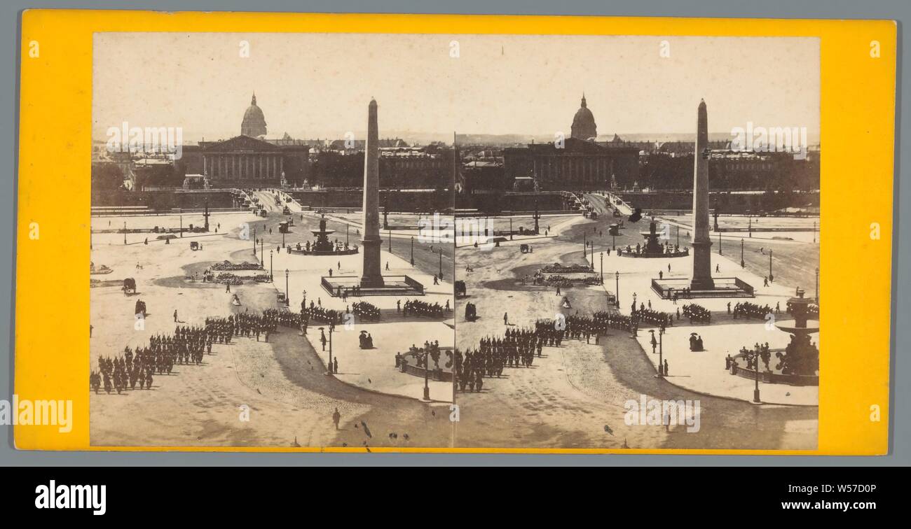 Vue sur la Place de la Concorde à Paris avec probablement un défilé militaire, Place de la Concorde (titre sur l'objet), défilé militaire, pageant, square, place, cirque, etc, l'obélisque, l'aiguille, de la Place de la Concorde, anonyme, Paris, ch. 1850 - c. 1880, du papier photographique, carton, à l'albumine, h 88 mm × W 176 mm Banque D'Images