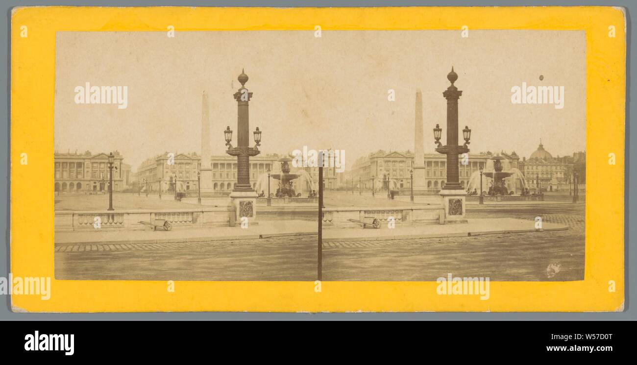 Vue sur la Place de la Concorde à Paris avec une fontaine et l'obélisque de Louxor, place, place, cirque, etc, l'obélisque, aiguille, fontaine ornementale, de la Place de la Concorde, anonyme, c. 1850 - c. 1880, du papier photographique, carton, à l'albumine, h 88 mm × W 177 mm Banque D'Images