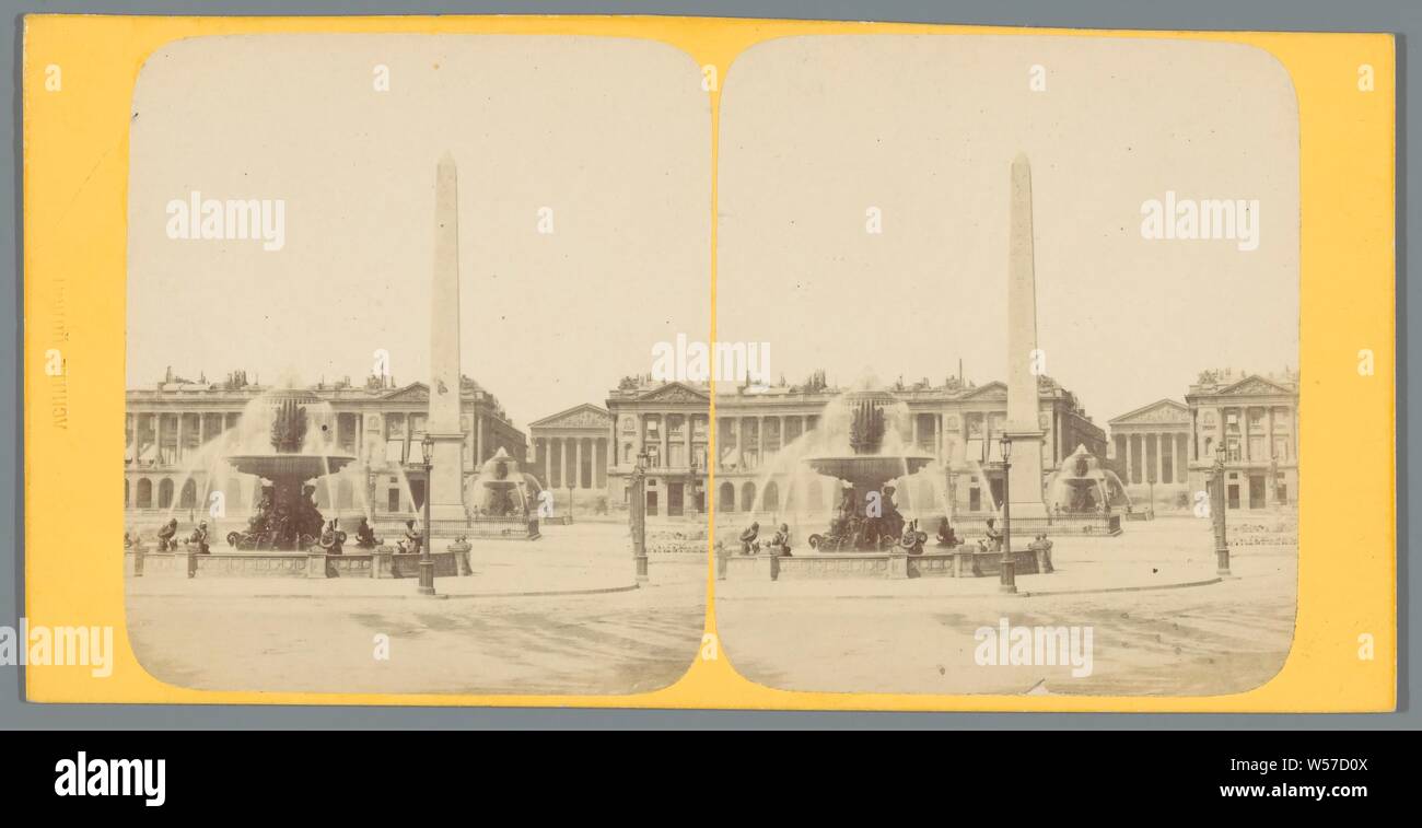 Vue sur la Place de la Concorde et au-delà de la Madeleine à Paris, l'obélisque, aiguille, square, place, cirque, etc., fontaine ornementale, dans certaines parties de l'extérieur de l'église et les annexes : façade, Place de la Concorde, La Madeleine, Achille Quinet (mentionné sur l'objet), Paris, ch. 1860 - c. 1880, du papier photographique, carton, à l'albumine, h 88 mm × W 174 mm Banque D'Images
