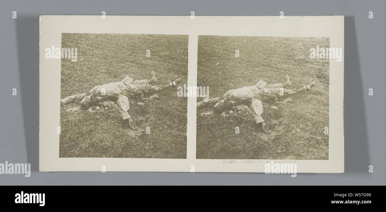 Soldat Allemand tué, Cadavre d'allemand (titre sur l'objet), simple soldat, le cadavre, anonyme, 1914 - 1918, carton, papier photographique, argentique, h 85 mm × W 170 mm Banque D'Images