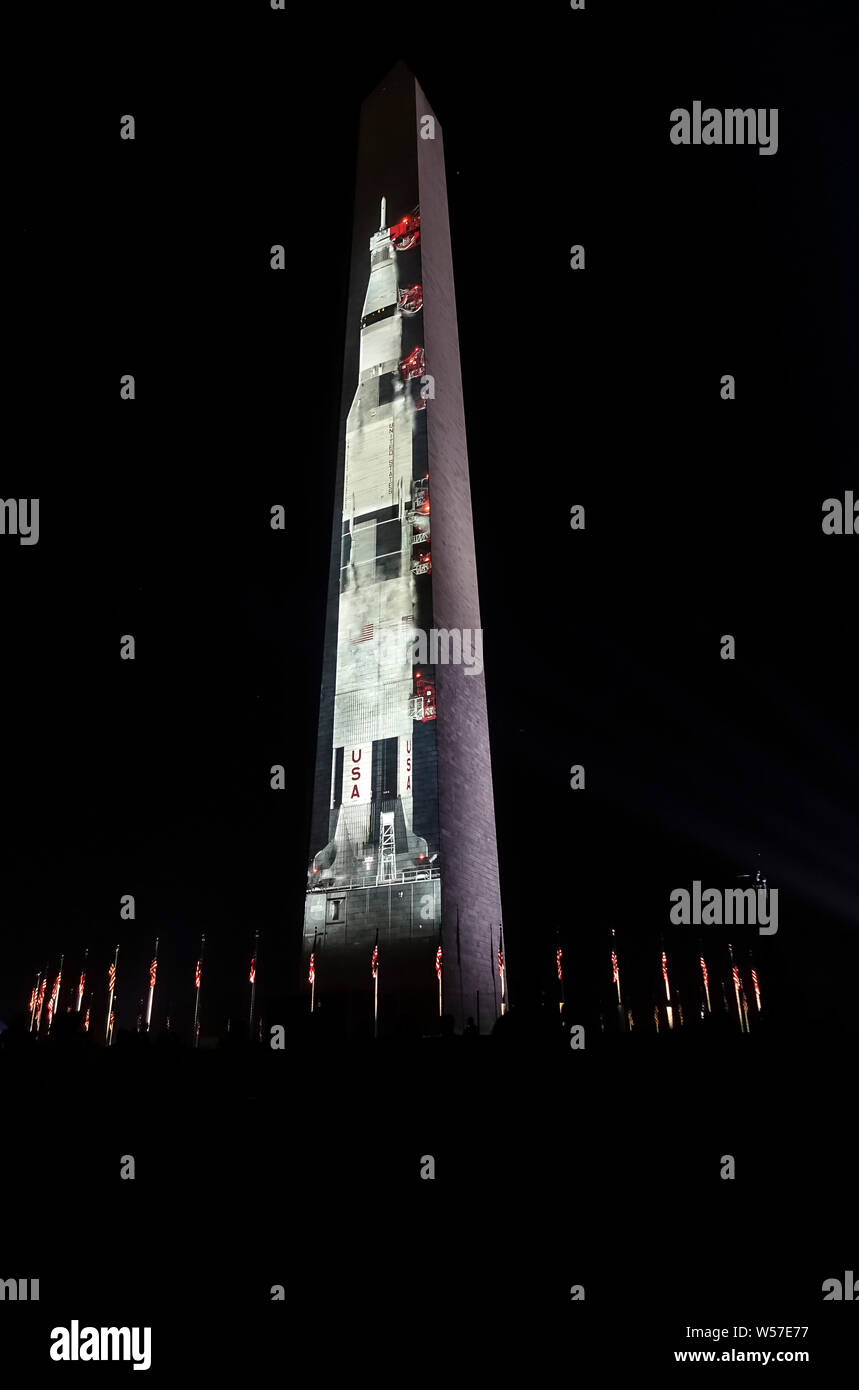 Washington, DC - 18 juillet 2019. Célébrant le 50e anniversaire du premier atterrissage lunaire, l'image de la fusée Saturn V à sa plateforme de lancement est projetée sur le Washington Monument, dans le cadre d'un journée commémorant l'alunissage d'Apollo 11 en 1969. Banque D'Images