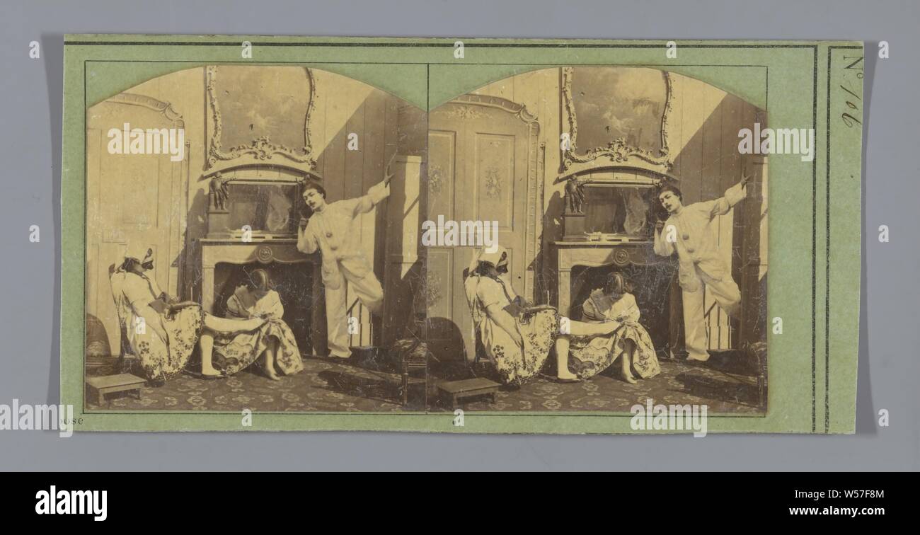 Représentation théâtrale d'un Pierrot et deux femmes dans un salon, 'commedia dell'arte' : Pierrot, masque, Europe, anonyme, c. 1850 - c. 1880, carton, papier photographique, à l'albumine, h 85 mm × W 170 mm Banque D'Images
