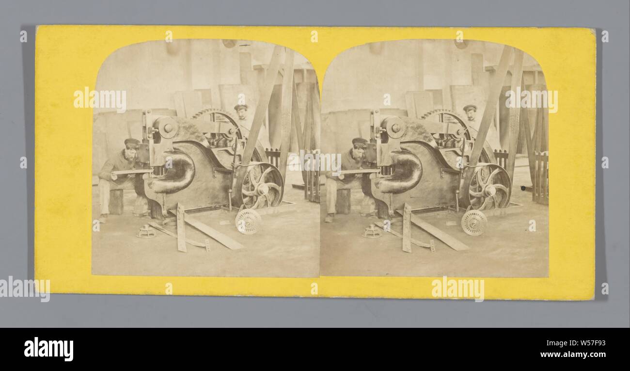 Les travailleurs sur un dispositif mécanique dans une usine, classe ouvrière, les ouvriers, l'intérieur d'usine, atelier, Europe, anonyme, c. 1850 - c. 1880, carton, papier photographique, à l'albumine, h 85 mm × W 170 mm Banque D'Images