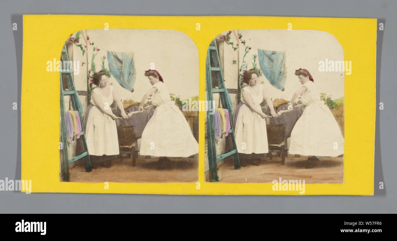 Deux jeunes femmes essorer blanchisserie, anonyme, 1855 - 1865 Banque D'Images