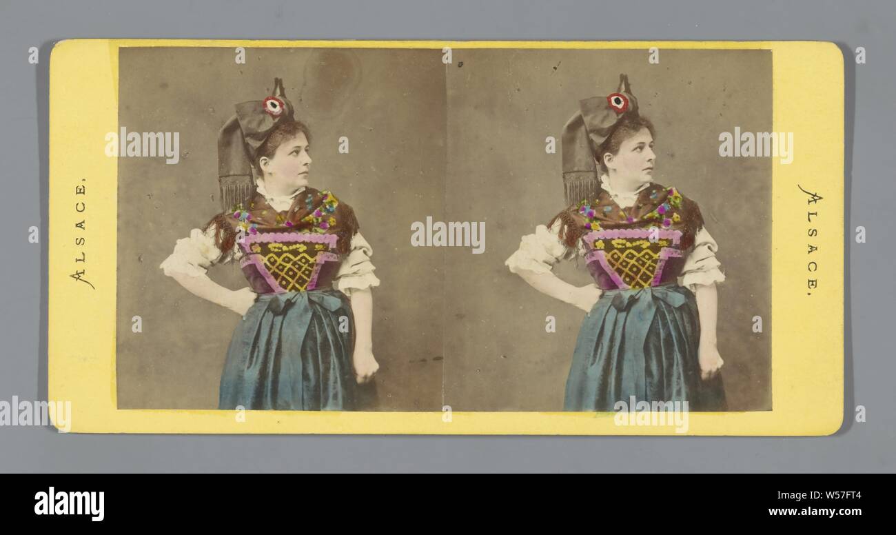 Portrait d'une femme en costume traditionnel, anonyme, 1855 - 1870 Banque D'Images