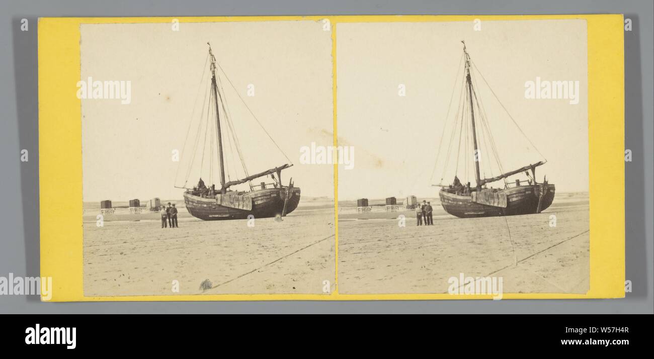 Vue d'un navire sur la plage de Scheveningen, navires, bateaux sur terre, garé Scheveningen, Pieter Oosterhuis (peut-être), Amsterdam, 1860 - 1885, carton, papier photographique, à l'albumine, h 83 mm × W 170 mm Banque D'Images