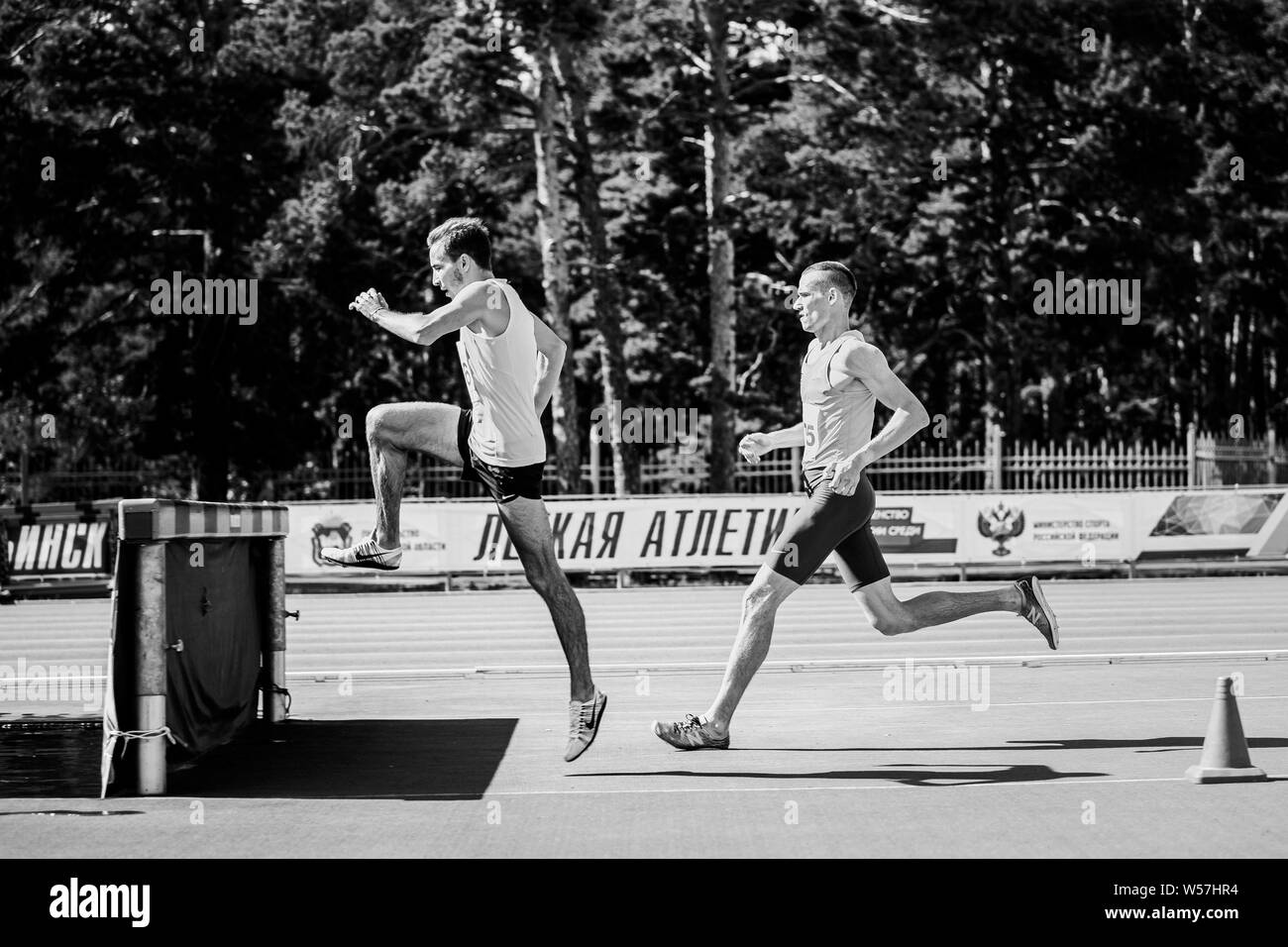 Chelyabinsk, Russie - le 12 juillet 2019 : course de l'athlète masculin 3000 mètres steeple avec des obstacles au cours de championnat en athlétisme à la mémoire de Georg Banque D'Images
