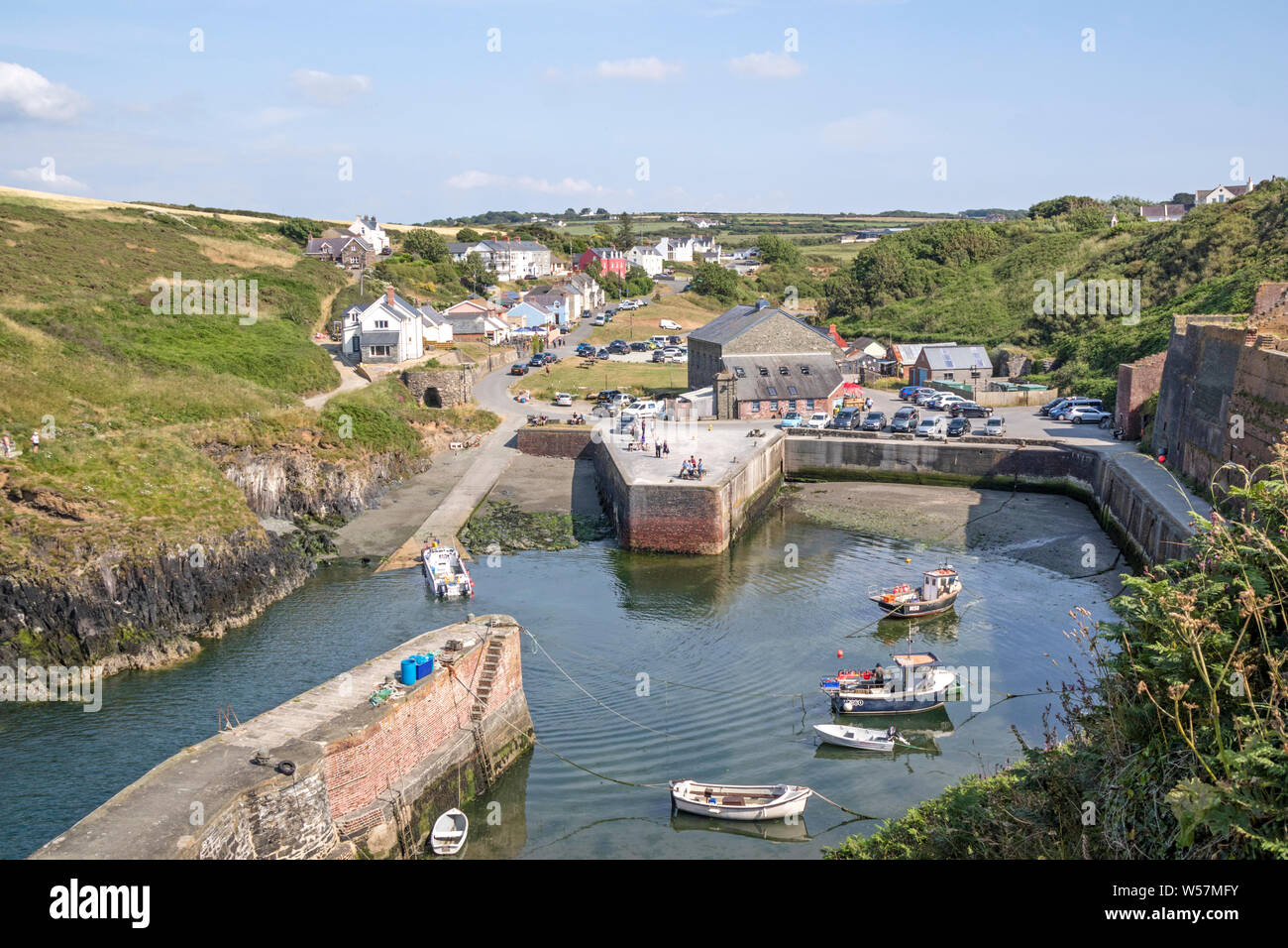 Le port de Porthgain un village côtier dans le Parc National de Pembrokeshire Coast, Pays de Galles, Royaume-Uni Banque D'Images