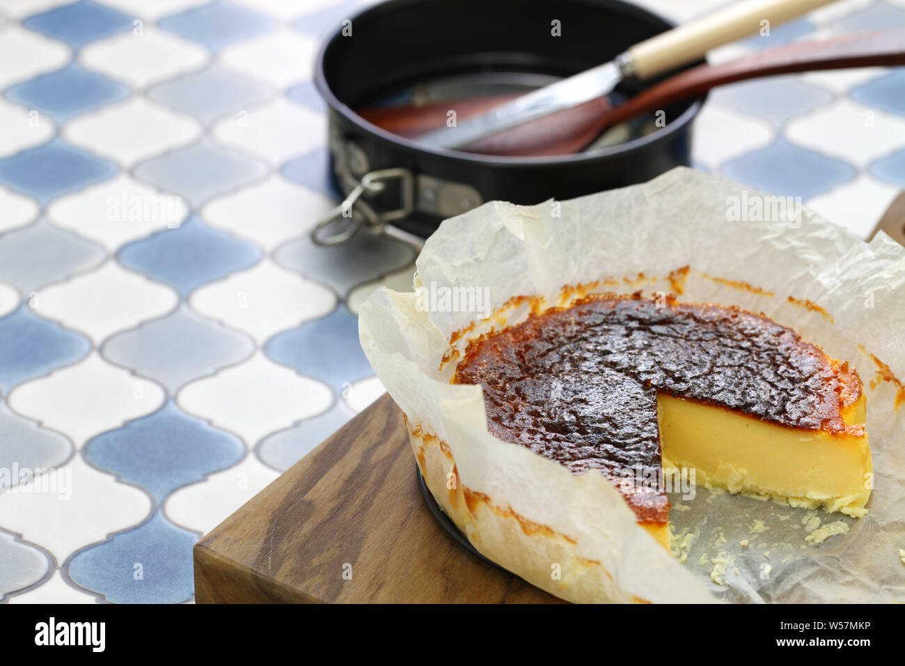 Basque maison brûlée gâteau au fromage, dessert bar espagnol Banque D'Images