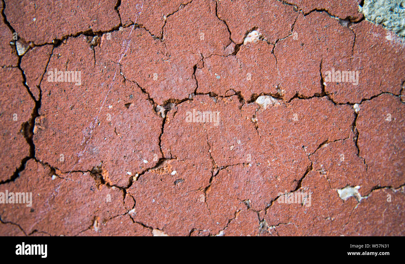 Brique rouge avec fissures Banque D'Images