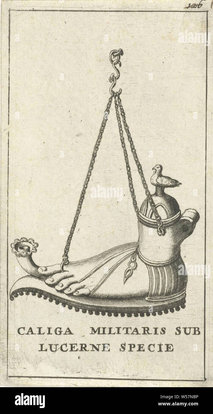 Lampe à huile à la forme d'une sandale au pied à l'Espace Caliga Militaris Sous Lucerne essences (titre sur l'objet), l'impression marquée en haut à droite : 126 (barré), lampe à huile, Jan Luyken, 1682, papier, gravure, h 117 mm × w 65 mm Banque D'Images