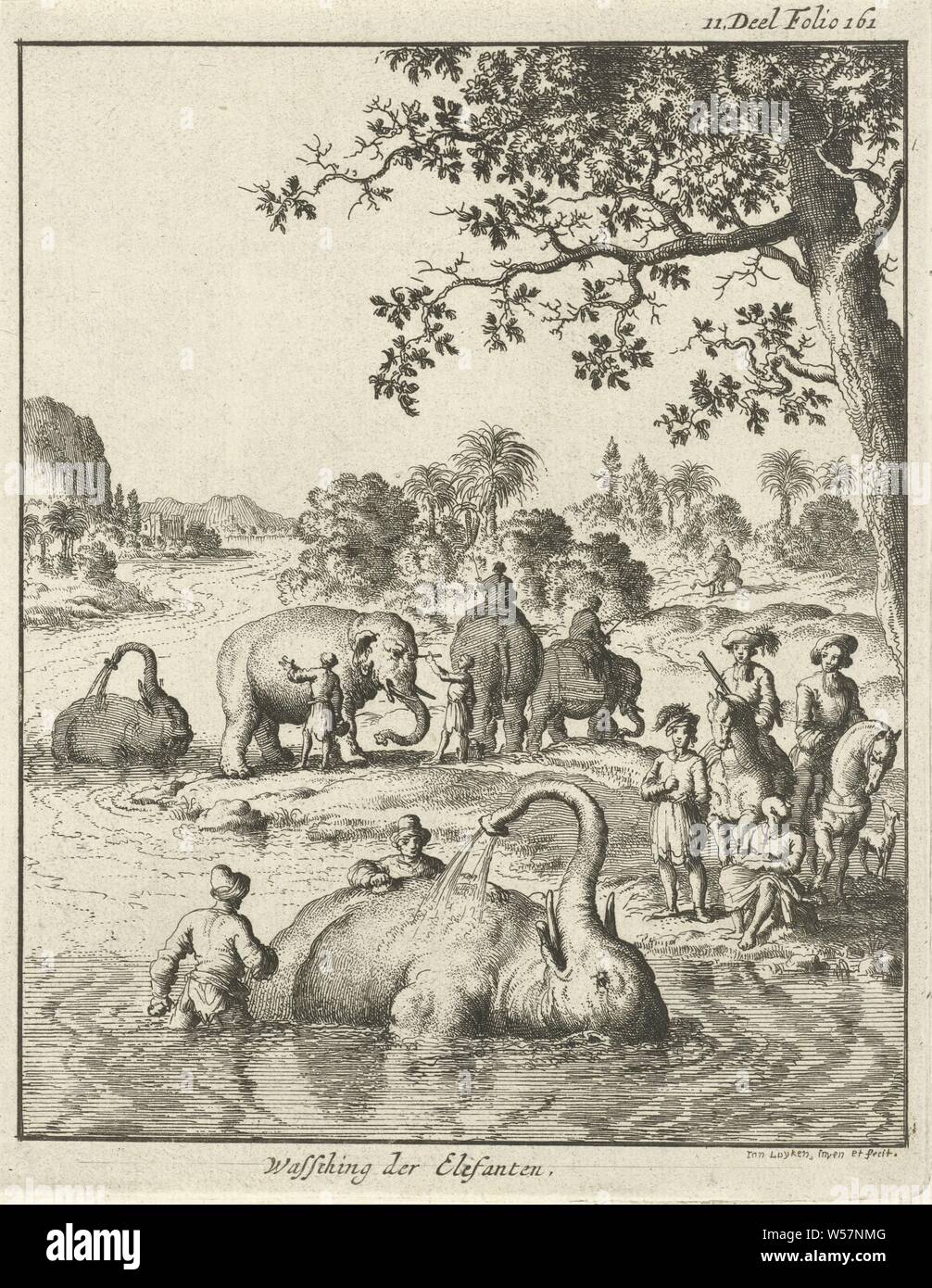 Les éléphants eux-mêmes de pulvérisation avec de l'eau dans une rivière Wassching der Elefanten, imprimer le coin supérieur droit : Volume II, Folio 161 animaux à ressources partagées : éléphant, rivière, Jan Luyken (mentionné sur l'objet), Amsterdam, 1682, papier, gravure, h 171 mm × W 133 mm Banque D'Images