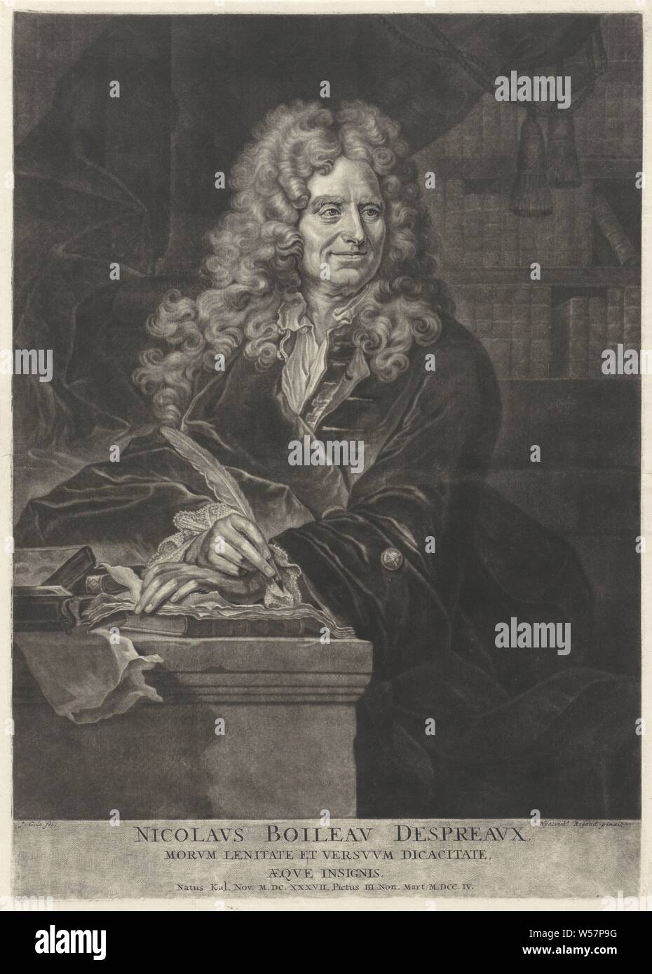 Portrait de Nicolas Boileau-Despré aux, le poète français Nicolas aux. Boileau-Despré Il est assis à un bureau avec un ressort d'écriture à la main. Derrière lui. bibliothèques, Jacob Gole (mentionné sur l'objet), Amsterdam, 1704, papier, gravure, h 405 mm × W 287 mm Banque D'Images