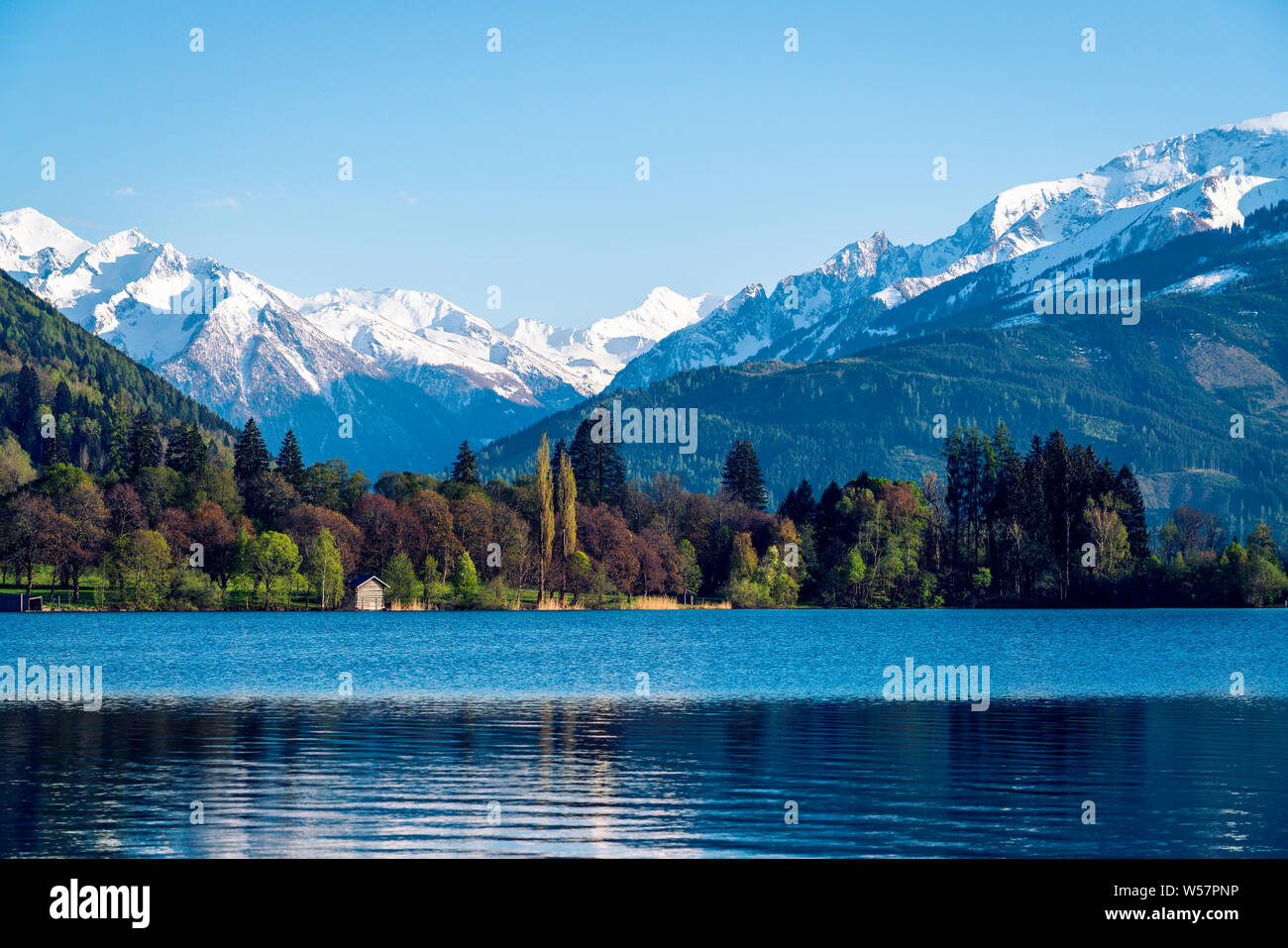 Zell am See - l'un des plus célèbres lacs de belles Alpes. Sérénité et calme. Banque D'Images