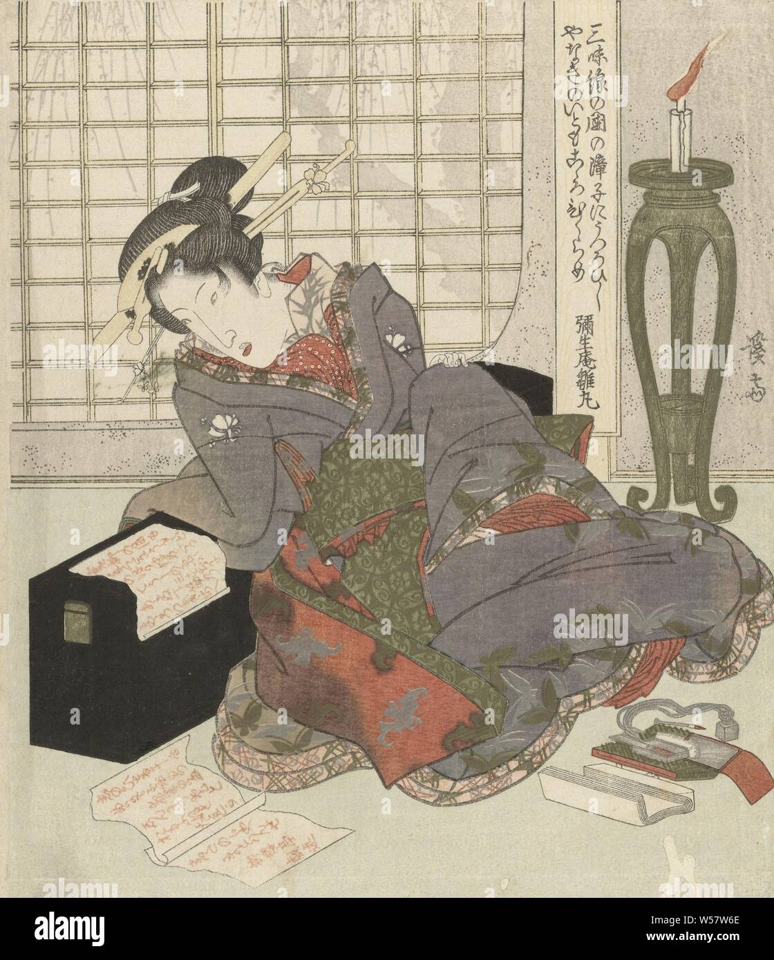 Une geisha s'appuie sur le fort de son shamisen, une geisha lit une lettre à la chandelle, alors qu'elle s'appuie contre le coffre contenant son shamisen (instrument à cordes). Un saule peut être vu dans le jardin au travers du papier (shoji) windows. Le poème sur le mur compare les cordes du shamisen avec le 'threads' du saule. Deux textes écrits par deux auteurs différents, dans les lettres, courtisane, Keisai Eisen, black mist (mentionné sur l'objet), Japon, 1825 - 1829, le papier, le polissage, h 211 mm × W 184 mm Banque D'Images