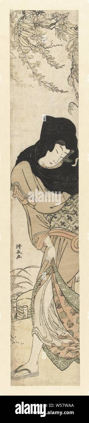 Femme dans le vent, Femme avec foulard noir, la jupe de son kimono, maintenue ouverte par le vent, fermé, sous la pluie. bleu en fleurs, Torii Kiyonaga (mentionné sur l'objet), Japon, 1778 - 1782, gravure sur bois, papier couleur, h 620 mm × W 114 mm Banque D'Images