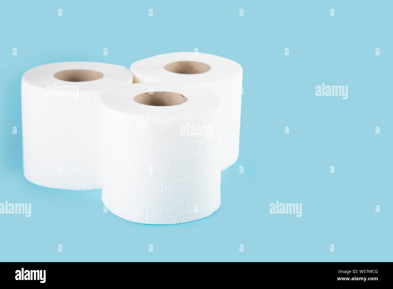 Trois rouleaux de papier toilette blanc sur fond de couleur. Banque D'Images