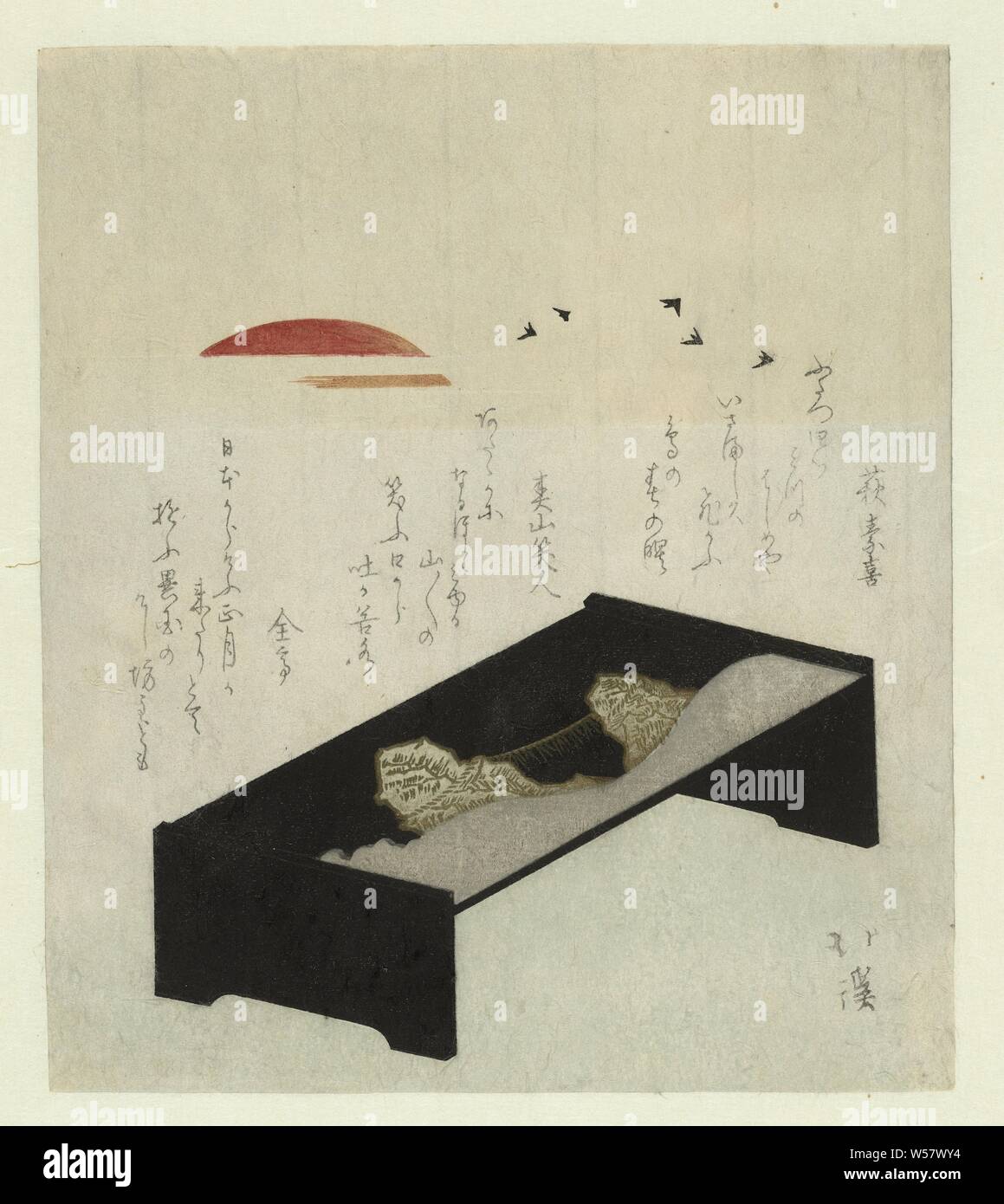Table à écrire avec soleil levant, laque table avec l'image de deux rochers, vu à travers les vagues d'argent. Les corbeaux voler au-dessus de la table avec le soleil se lever. Cette performance fait référence à la première aube de la nouvelle année sur la côte de Futamigaura dans la province d'Ise, où le soi-disant homme et femme Myôtoseki (rock), deux rochers sacrés reliés par une corde tordue de paille. Avec trois poèmes, sunrise, Totoya Hokkei (mentionné sur l'objet), Japon, 1825, gravure sur bois, papier couleur, h 206 mm × W 180 mm Banque D'Images