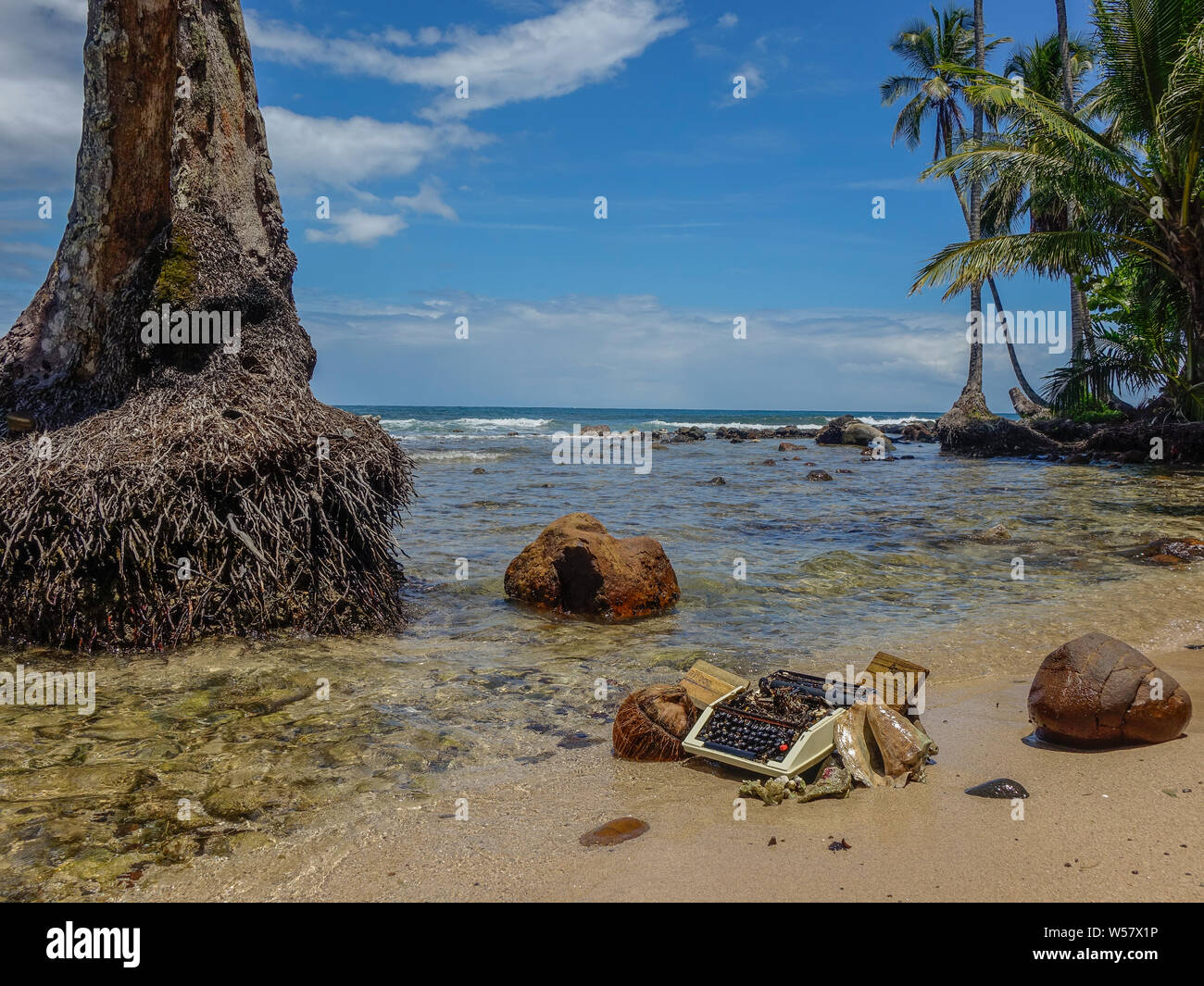 L'île de Bastimentos, Bocas del Toro, PANAMA - Mars 22, 2017 : Old typewriter échoué sur le rivage d'une plage paradisiaque Banque D'Images