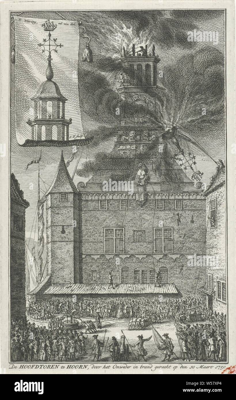 La Main Tower à Hoorn en feu, 1750 La tour principale à Hoorn, incendiée par les Onweder le 10 mars 1750 (titre sur l'objet), la tour principale de Hoorn a été frappée par la foudre et est en feu. Les pompiers mettent le feu. Une foule de personnes regarder sur la place, Tour, tour de l'horloge, monument de parures, Hoorn (North Holland), Simon Fokke (mentionné sur l'objet), Amsterdam, 1750 - 1752, le papier, gravure, h 171 mm × W 108 mm Banque D'Images