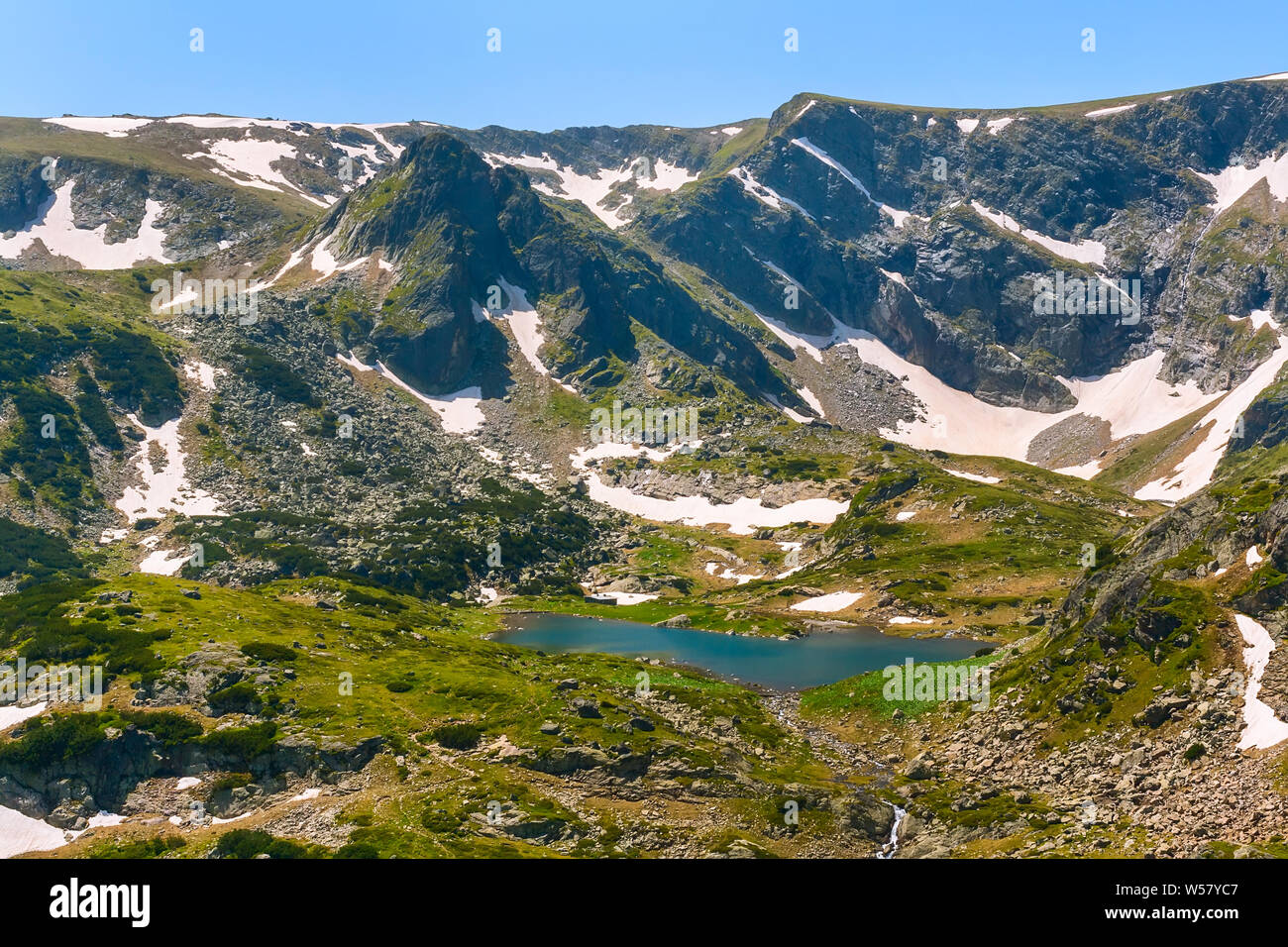 Vue aérienne paysage de montagne avec l'un des sept lacs de Rila en Bulgarie, Rila National Park Banque D'Images