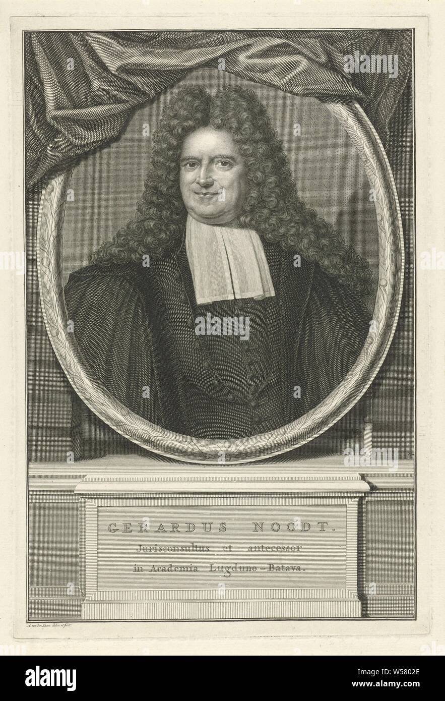 Portrait de Gerard Noodt, buste en ovale de la l'avant par Gerard Noodt, professeur de droit, avec une perruque et portant une robe. Le portrait repose sur un piédestal avec le nom et les fonctions de la personne représentée en Amérique., Gerard Noodt, Adolf van der Laan (mentionné sur l'objet), 1694 - 1755, papier, gravure, h 291 mm × W 194 mm Banque D'Images