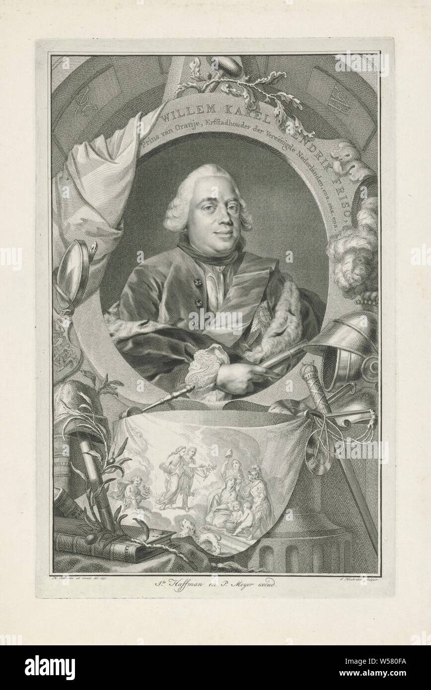 Portrait de William IV, prince d'Orange-Nassau, Prince d'Orange-Nassau entouré par les attributs associés à la paix, comme l'Olive Branch et la liberté hat. Aussi dans le portrait sont des attributs de la vérité (le miroir) et le pouvoir judiciaire (l'équilibre). Ci-dessous une représentation allégorique du portrait sur une toile au sujet de la paix., Willem IV (Prince d'Orange-Nassau), Jacob Houbraken (mentionné sur l'objet), Amsterdam, 1751, papier, gravure, h 363 mm × W 233 mm Banque D'Images