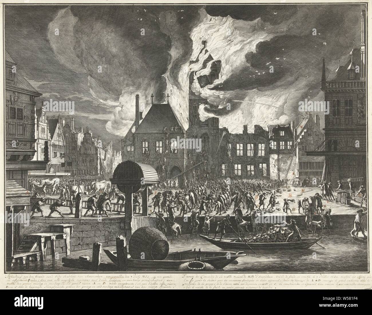 L'incendie dans l'Ancien hôtel de ville d'Amsterdam, 1652, le feu dans l'Ancien hôtel de ville d'Amsterdam et quelques bâtiments voisins le 7 juillet 1652. Pour illustrer l'ancienne et la nouvelle façon d'éteindre le feu. Sur la gauche, des seaux et des échelles tentent d'éteindre le feu, à droite, le feu s'est battu avec le feu de pulvérisation. Avec quatre lignes manuscrites sous-titrer en néerlandais et en français et des lettres manuscrites sur le spectacle. Plus tard membres (avec la lettre) sont dans la plaque 3 Jan van der Heyden. Brandspuitenboek, En feu, en feu, la lutte contre l'incendie, d'extinction d'équipement, mairie, Hôtel de Ville d'Amsterdam (14e siècle Banque D'Images