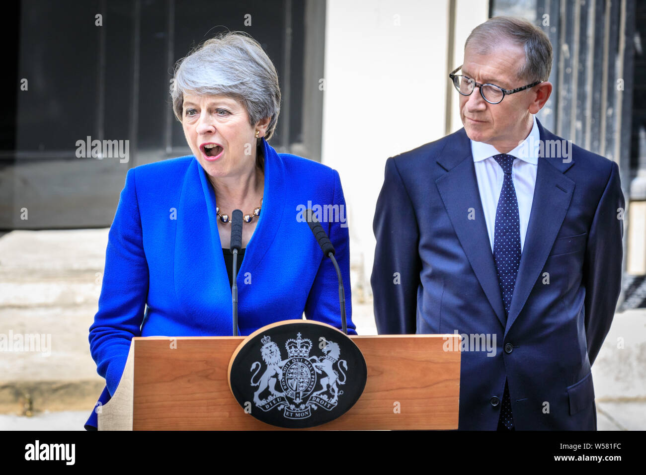 Le Premier ministre britannique Theresa peut fait son discours d'adieu avec mari Philip peut par son côté extérieur de 10 Downing Street avant sa démission que Banque D'Images