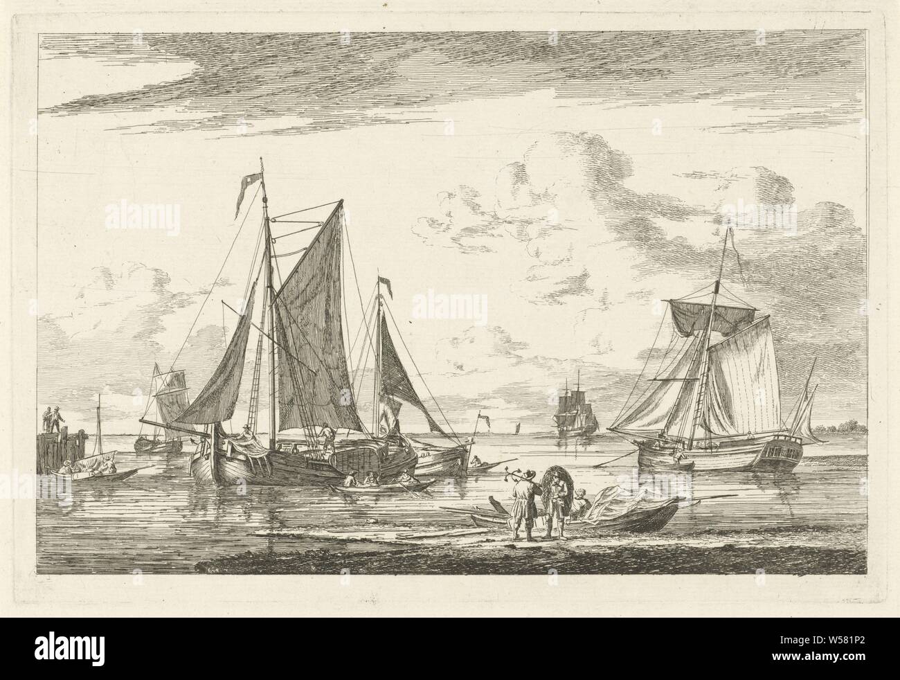 Plage et Mer avec différents bateaux, marins, avec divers voiliers et barques vu de la plage. Il y a deux chiffres sur la plage, l'un des hommes portant une ancre sur son épaule et l'autre portant un paquet sur son dos., les navires (en général), Gerrit Groenewegen, Rotterdam, 1793, papier, gravure, h 183 mm × W 271 mm Banque D'Images