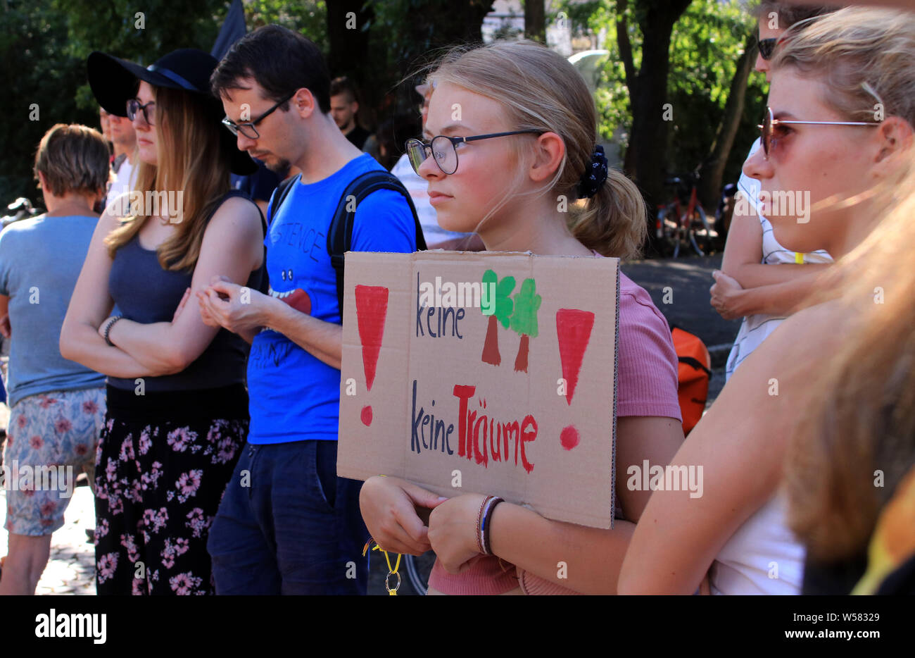 26 juillet 2019, l'Allemagne (allemand), Magdeburg : démontrer, avec des affiches de protestation pour plus de la protection du climat. Le Magdeburg vendredi pour venir avait appelé à la première lune climatique pendant les vacances d'été. Photo : Peter Förster/dpa-Zentralbild/dpa Banque D'Images