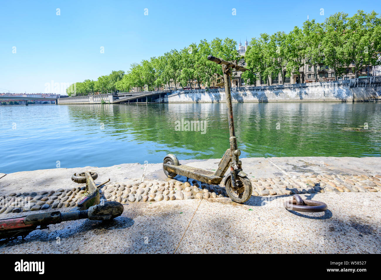 Des scooters électriques trouvés et récupérés de la rivière appelée la "aone" à Lyon. France, Europe Banque D'Images