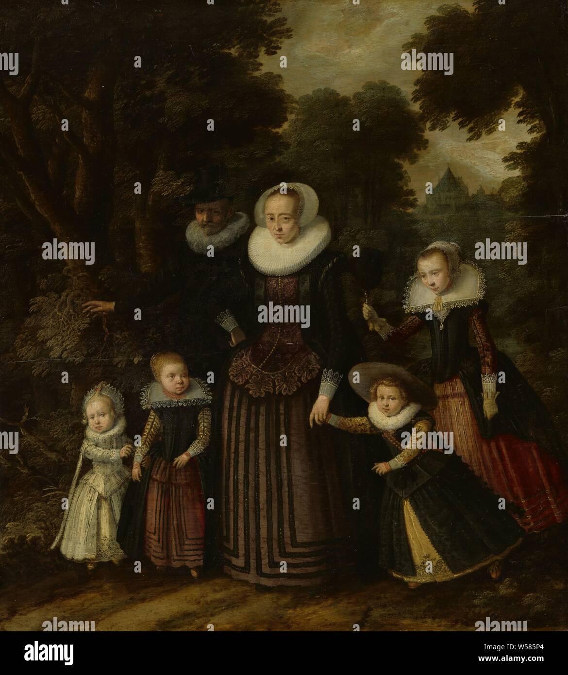 Portrait d'un couple et quatre enfants, portrait de famille d'un couple avec quatre enfants debout à leurs pieds, au milieu des arbres d'une forêt ou d'un parc derrière une maison de campagne. La fille aînée de droite contient jusqu'a feather fan., anonyme, Nederlanden, ch. 1620 - c. 1625, tableau de bord, de la peinture à l'huile (peinture), support : h 51,2 cm × w 46,3 cm frame : H 67,5 cm × 63 cm taille de la vue : h 50,4 cm × w 45,5 cm Banque D'Images