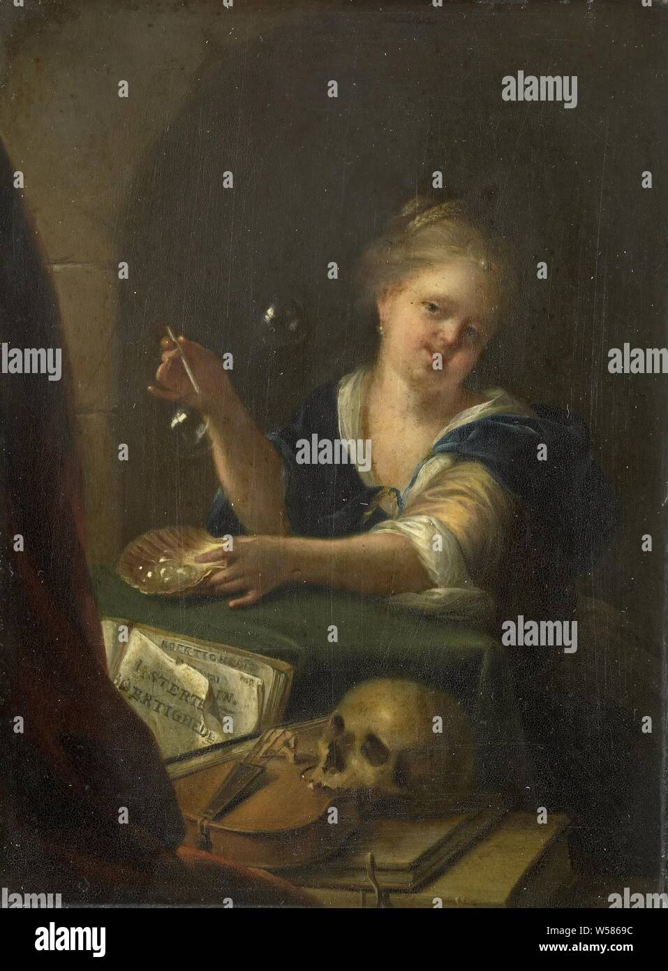 Blowing bubble-Girl avec un Vanitas still life, Bubble-soufflage fille lors d'une vie encore vanitas composé de livres, un violon et un crâne, bubble-soufflage (jeux d'enfants et joue), (enfants ou putti) blowing bubbles, 'Homo Bulla', scène symbolisant "Vanitas", crâne, symbole ou "Vanitas", (personnifications de) "Vanitas", la vanité de la vie humaine, Fragilití Fugacità humana, delle grandezze et della gloria mondana, Meditatione della morte, Opera vana, Piacere vano, Vana gloria, Vanità (RIPA), violon, violon, Adriaen van der Werff (manière de), 1680 - 1775, le cuivre (métal), de la peinture à l'huile (peinture), H 15 cm Banque D'Images