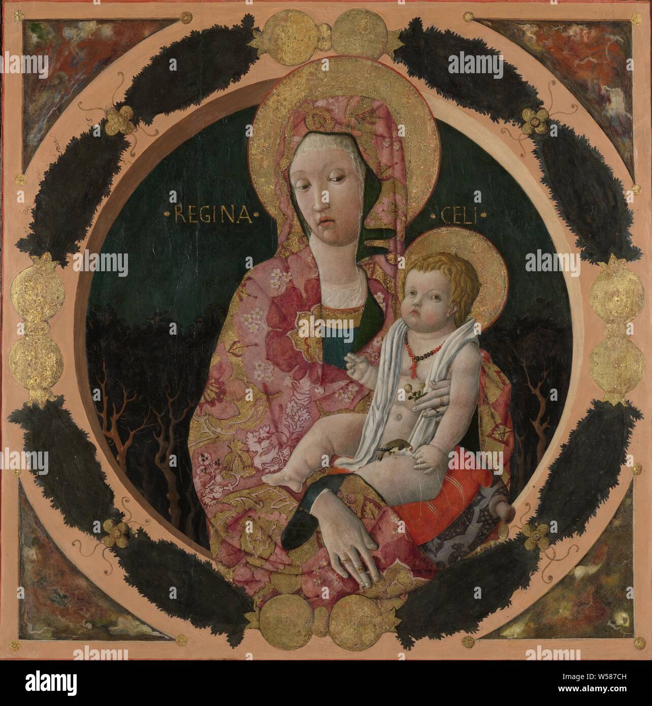 Vierge à l'enfant, Vierge Marie figure avec l'enfant Jésus assis sur un coussin sur ses genoux. Maria a une branche avec des fleurs ou fruits dans sa main, un oiseau mange de la main de l'enfant. Stylisé d'arbres en arrière-plan. Dans un cadre rond peint avec des feuilles et des fruits, "Regina Coeli", "Regina Angelorum', 'Maestà', Madonna, Mary assis ou excité, l'enfant Jésus en face de ses genoux (ou à l'avant ou à sa poitrine), Francesco Squarcione (cercle de), ch. 1440 - c. 1450, panel, tempera, peinture à l'huile (peinture), h 115 cm × w 114,5 cm × D 9 cm h 103,5 cm × w 102 cm Banque D'Images