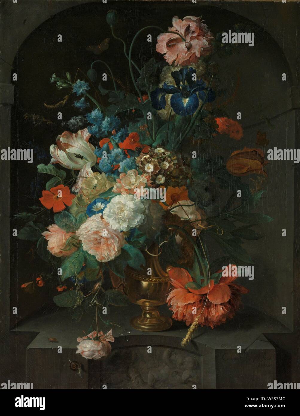 Nature morte avec fleurs, nature morte avec fleurs. Un bouquet de fleurs dans un vase de métal debout dans une niche. Le bouquet contient des roses, des iris, des coquelicots, une tige de blé, de tulipes et autres fleurs. Un escargot, une chenille et un insecte ramper entre les fleurs et de l'autre côté de la place. les fleurs dans un vase, Coenraet Roepel, 1721, toile, de la peinture à l'huile (peinture), H 67 cm × w 52,5 cm d 6 cm Banque D'Images