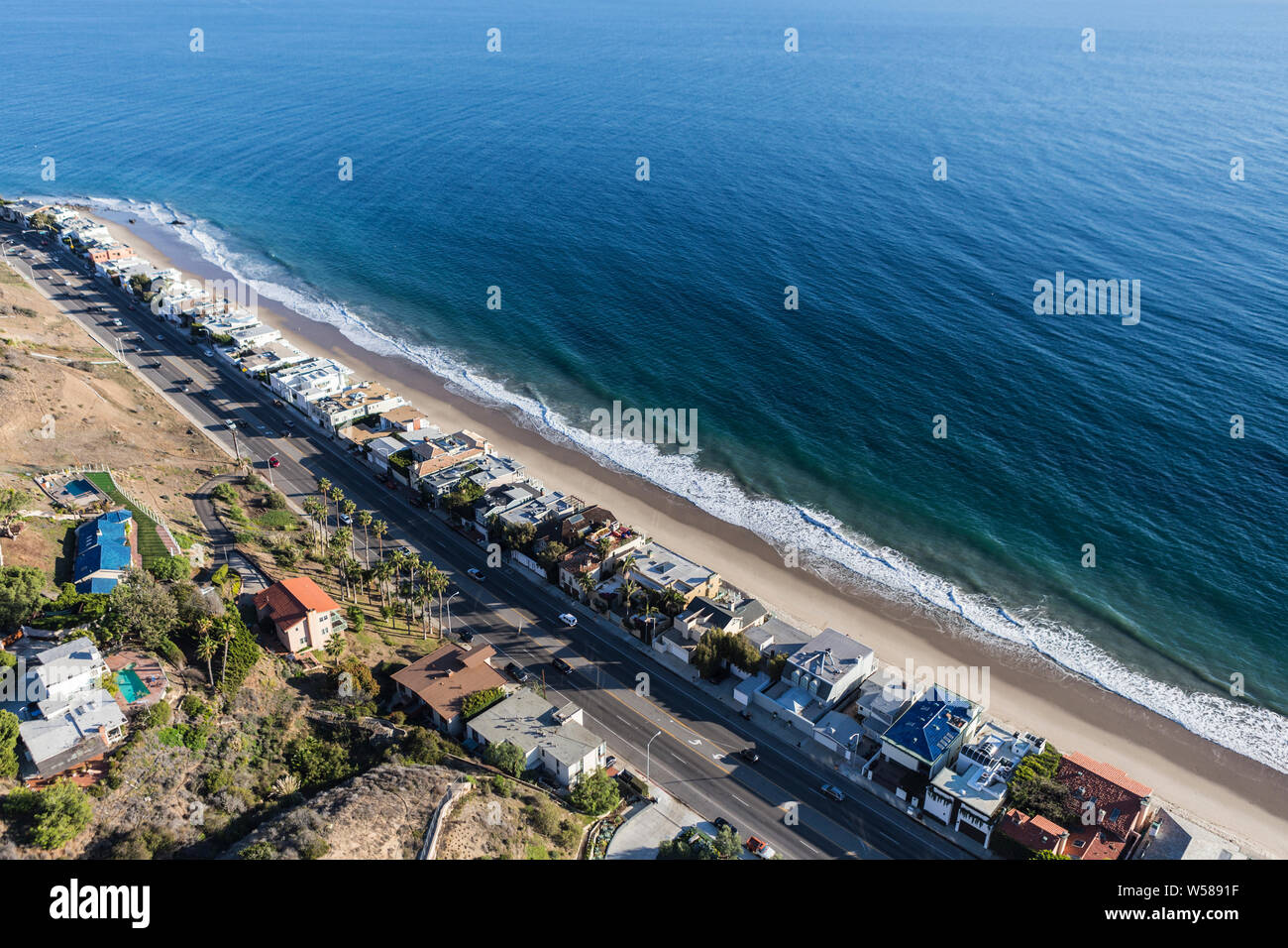 Vue aérienne de plages et des maisons le long de la Pacific Coast Highway au nord de Santa Monica et Los Angeles en Californie, Malibu pittoresque. Banque D'Images